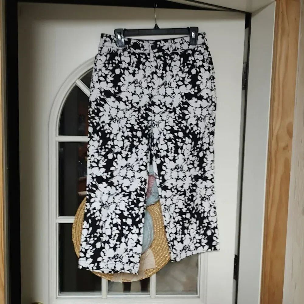 Croft & Barrow Black White Designed Stretch Classic Fit Capri Pants Women's 4
